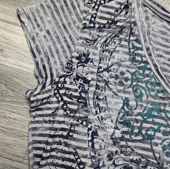 Y2K Vintage Vanity Graphic V-neck Tee - Picture 4 of 6